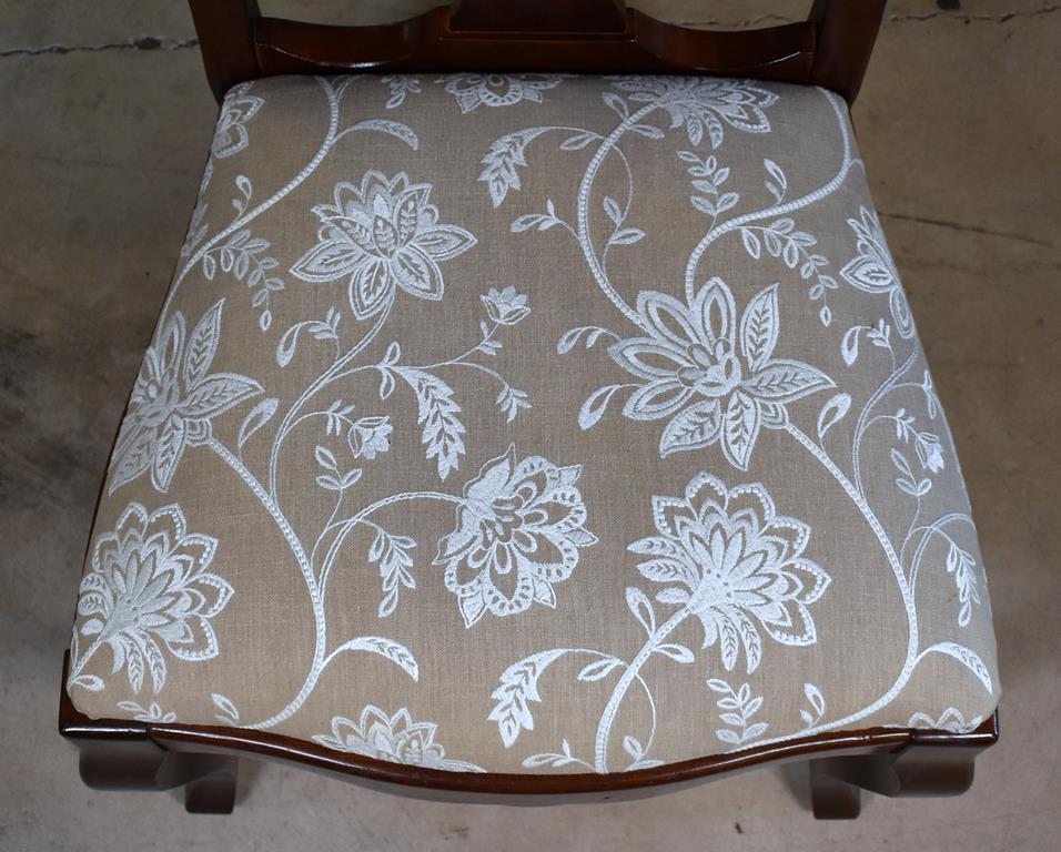 Set of 4 Queen Anne Style Mahogany Side Dining Chairs with Pierced Splats