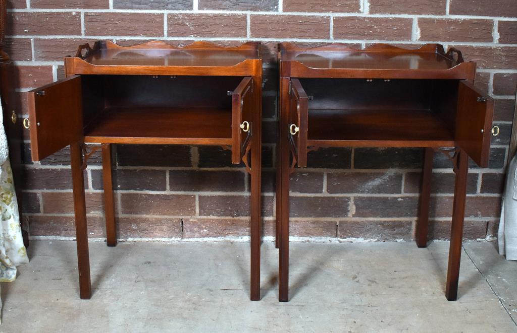 Pair of Vintage Federal Style Mahogany Nightstand Tables