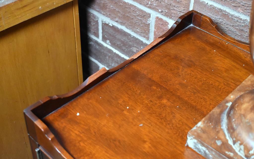 Pair of Vintage Federal Style Mahogany Nightstand Tables