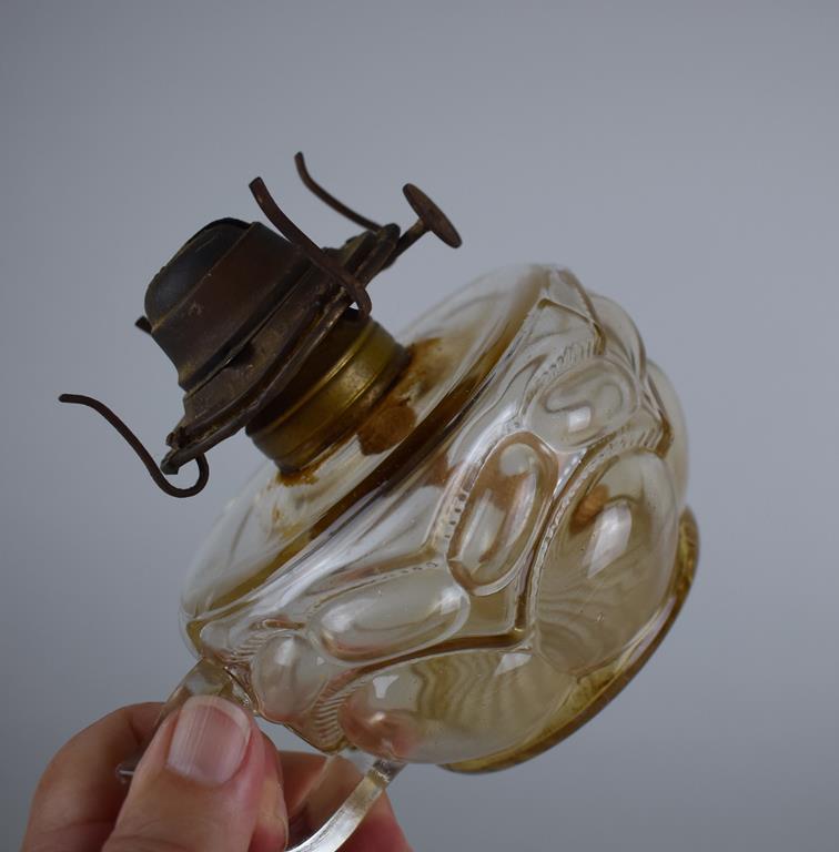 Antique P&A Manufacturing Co. Brass & Peanut Pattern Glass Oil Kerosene Lamp with Finger Loop