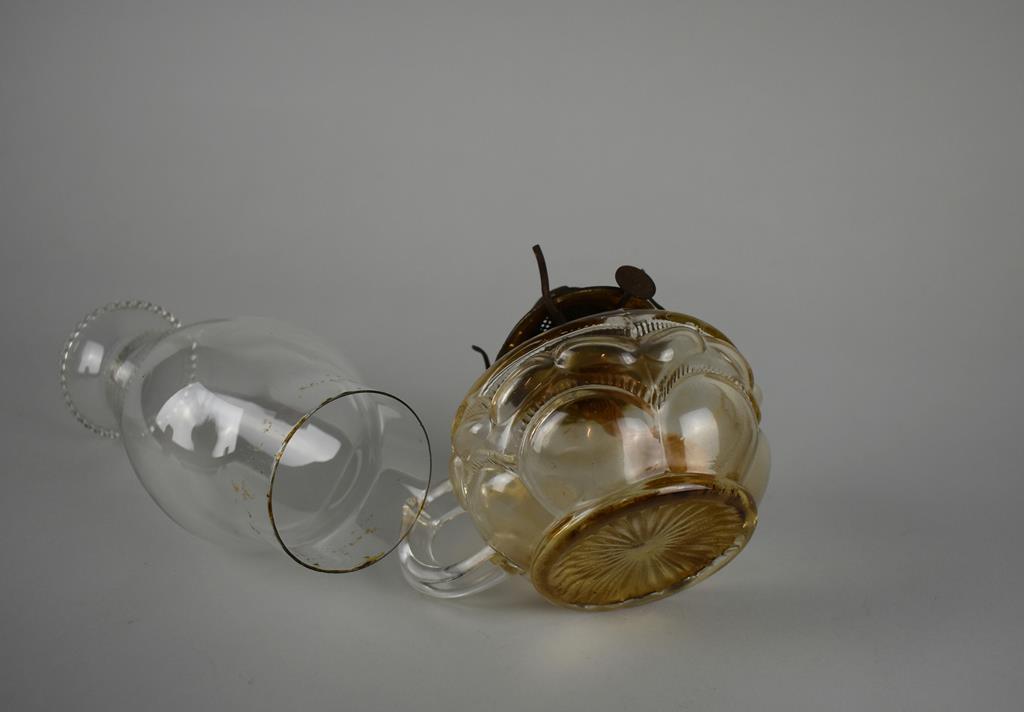 Antique P&A Manufacturing Co. Brass & Peanut Pattern Glass Oil Kerosene Lamp with Finger Loop