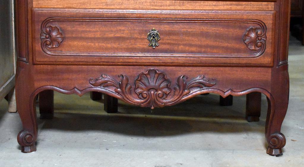 Elegant Vintage Mahogany Seven Drawer Locking Seminiare Chest