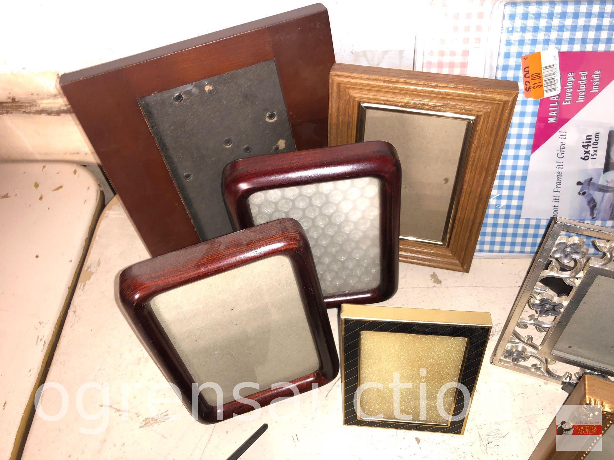 Picture frames - small metal and wooden picture frames, 13 + 2 mailers