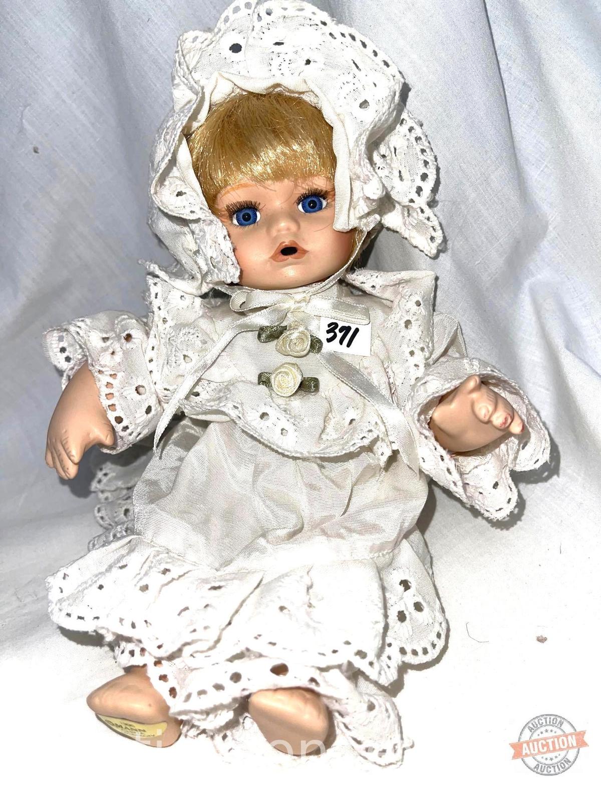 Doll - Porcelain Collector Doll, Seymour Mann, 6.5" sitting