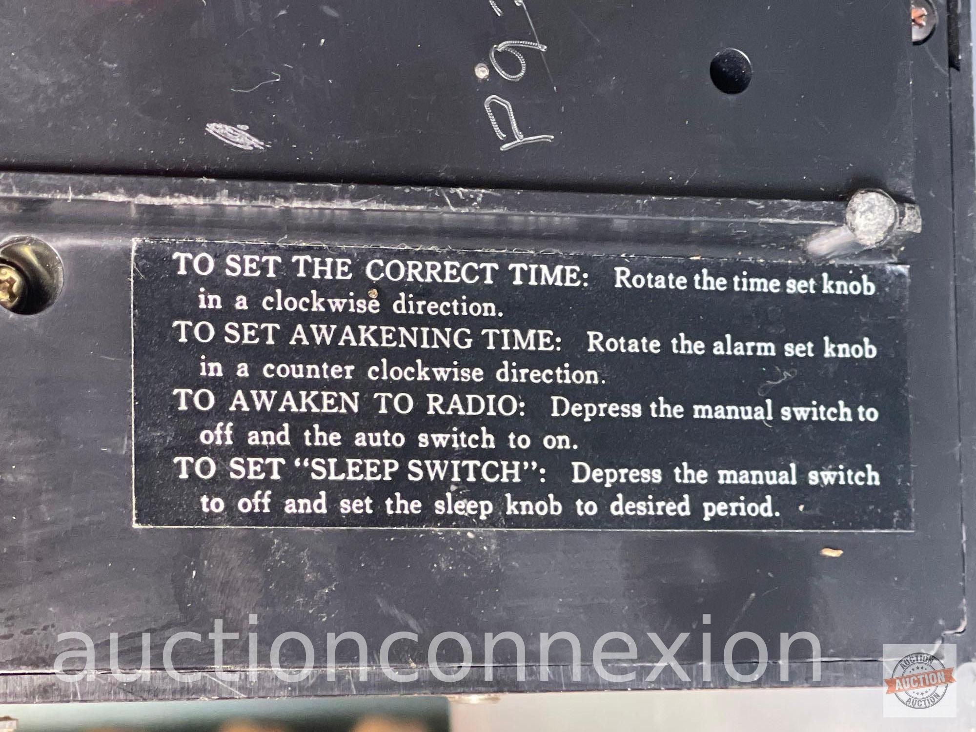 Vintage Sound Design Clock Radio