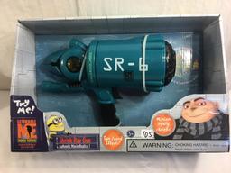 New Collector Universal Studios  Despicable Me Minion Mayhem Shrink Ray Gun Size:9x13.5" Box