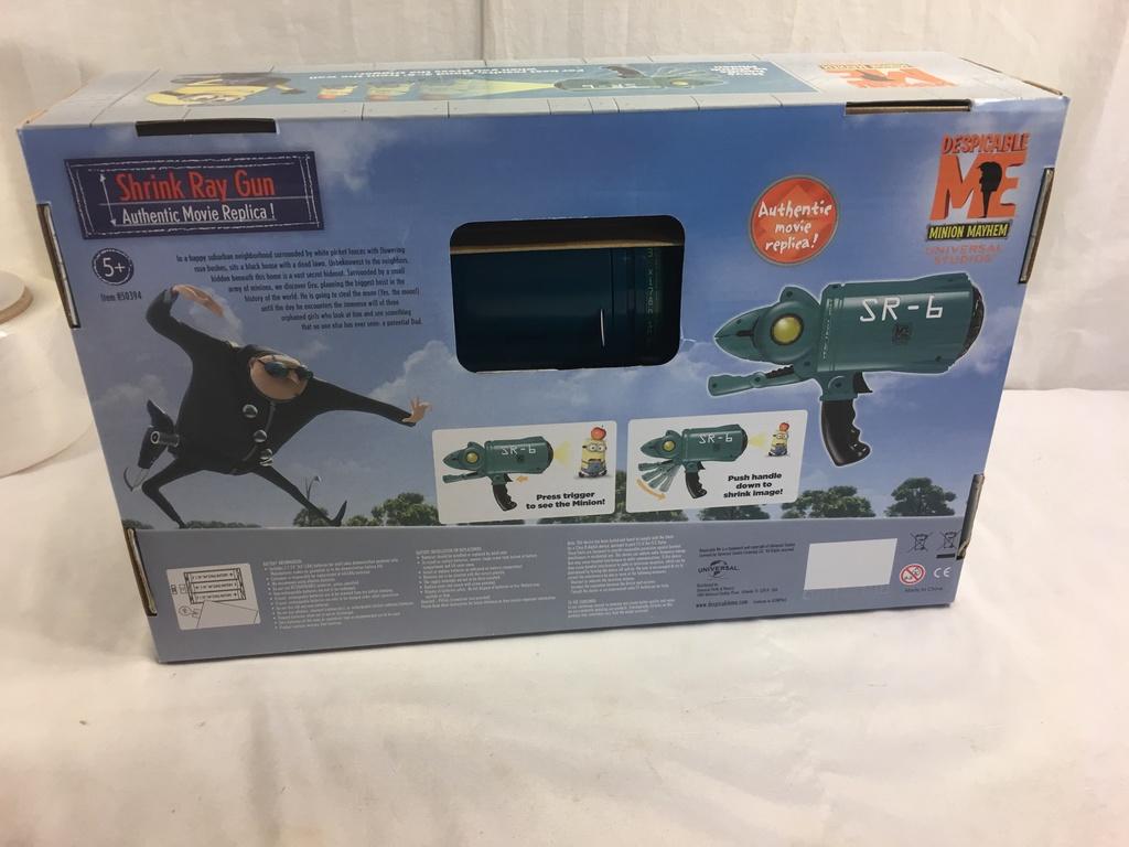New Collector Universal Studios  Despicable Me Minion Mayhem Shrink Ray Gun Size:9x13.5" Box