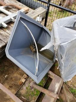 BEHLEN COUNTRY HORSEMAN'S CHOICE POLY CORNER FEEDERS (3), ONE IS UNUSED