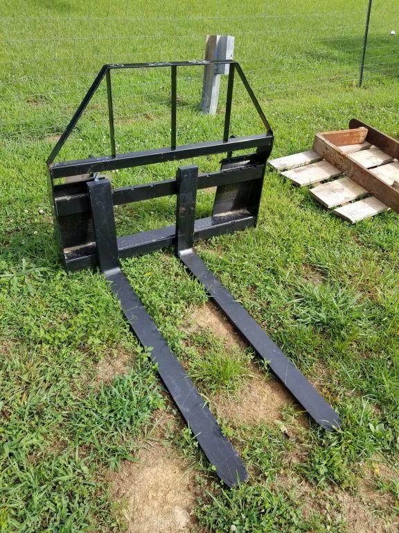 UNUSED QUICK ATTACH MOWERKING 48" PALLET FORKS, S: SA22030709