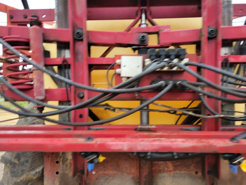 HARDEE 1000 SPRAYER, 60' BOOM, WITH FOAM MARKERS, WITH MONITOR, HAS BEEN WI