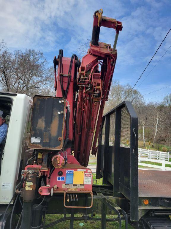 2006 INTERNATIONAL 7400 CRANE TRUCK, DT466, EATON FULLER 8LL, 26’ STEEL FLA