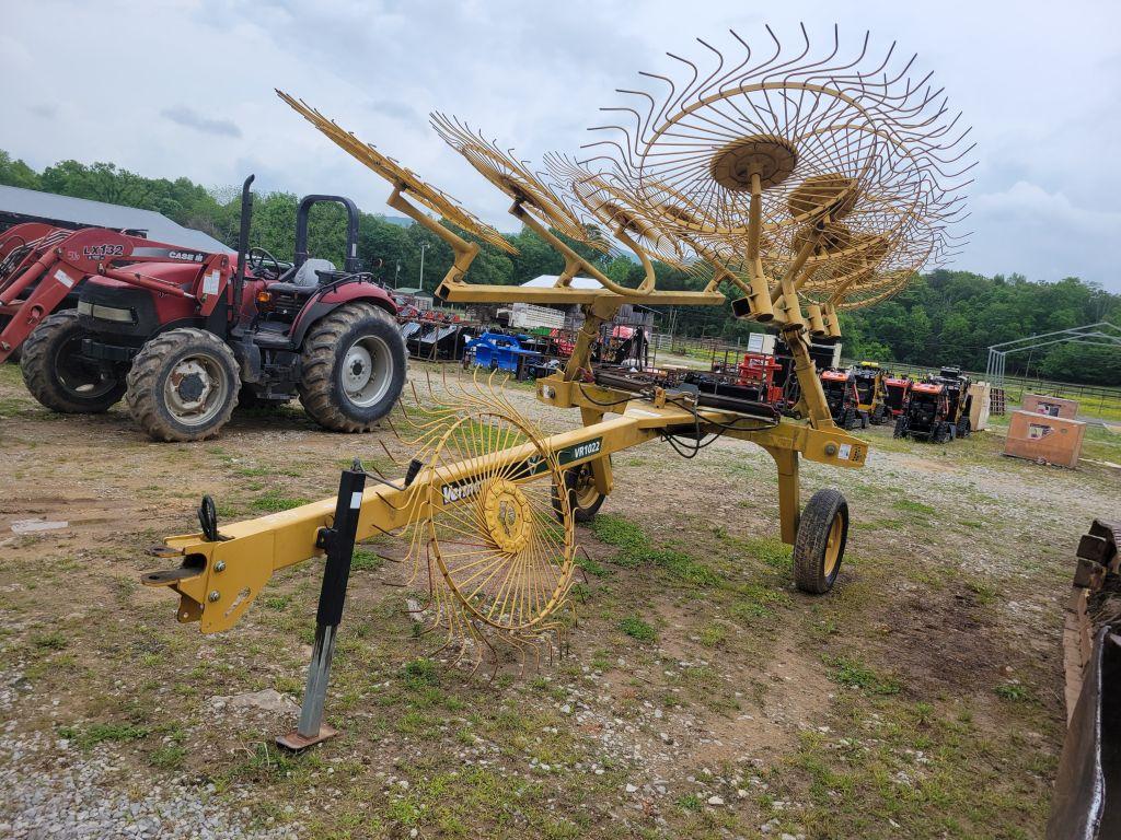 VERMEER PULL BEHIND 10 WHEEL VR1022 HAY RAKE WITH EXTRA WHEEL