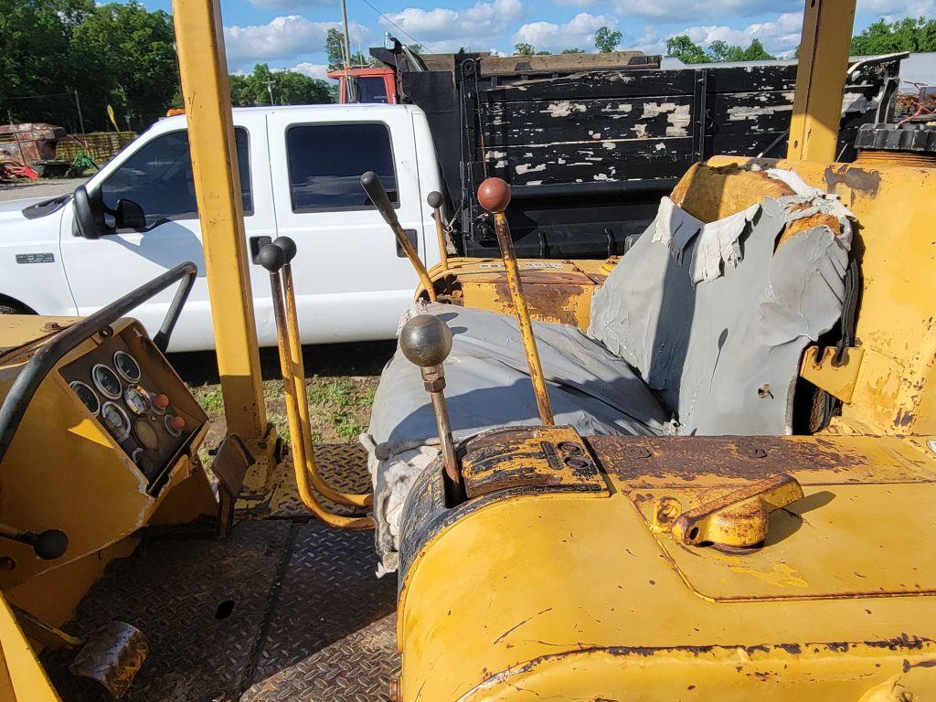 DRESSER TD-7E DOZER, HOURS SHOWING: 5559, RUNS/DRIVES, S: 44100200009907, S