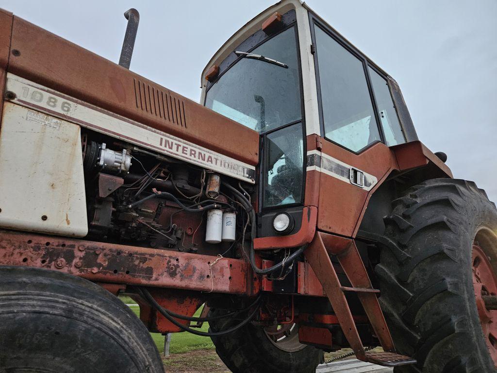 INTERNATIONAL 1086 CAB TRACTOR, RUNS/DRIVES, PTO WORKS-HAS BEEN REDONE-HAS NEW PTO PACK,