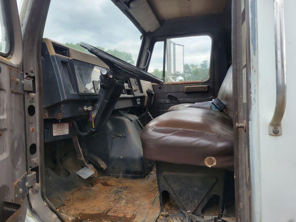 1991 INTERNATIONAL SINGLE AXLE 4900 ROAD TRACTOR, MILES SHOWING: 272,000, S