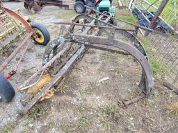 NEW HOLLAND 256 RAKE AND A NEW HOLLAND 256 ROLLABAR RAKE WITH NO WHEELS