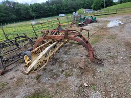 NEW HOLLAND 256 RAKE AND A NEW HOLLAND 256 ROLLABAR RAKE WITH NO WHEELS