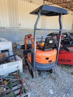 AGT INDUSTRIAL L12 MINI EXCAVATOR, MANUAL THUMB, RUNS/DRIVES, HOURS SHOWING: 853