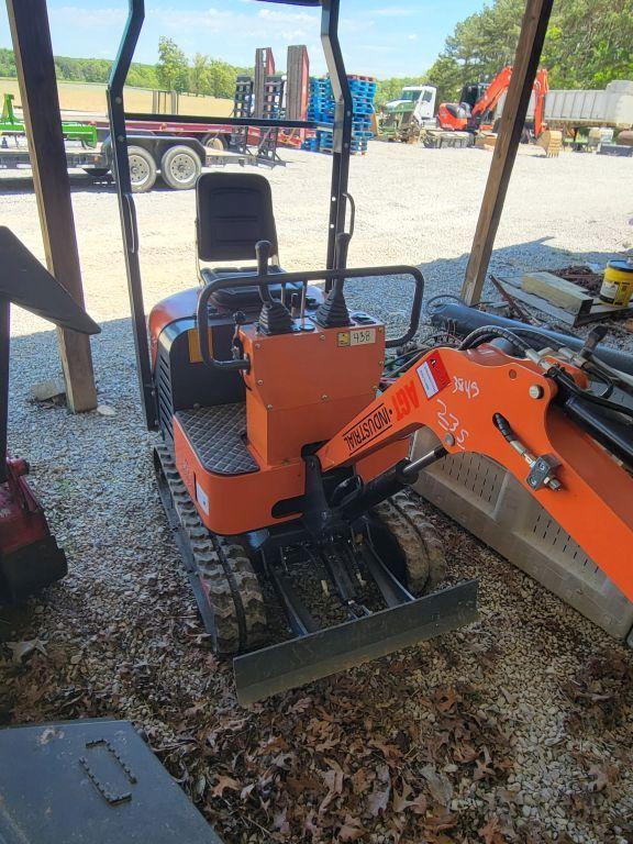 AGT INDUSTRIAL L12 MINI EXCAVATOR, MANUAL THUMB, RUNS/DRIVES, HOURS SHOWING: 853