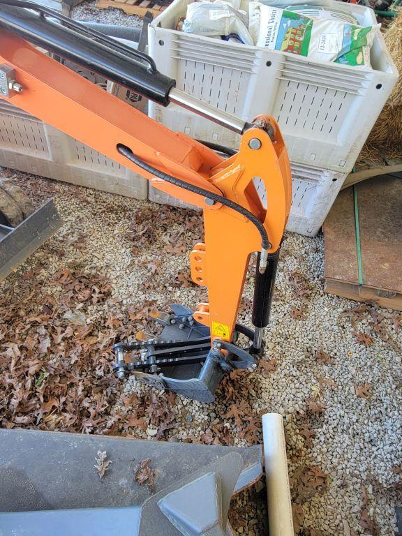 AGT INDUSTRIAL L12 MINI EXCAVATOR, MANUAL THUMB, RUNS/DRIVES, HOURS SHOWING: 853