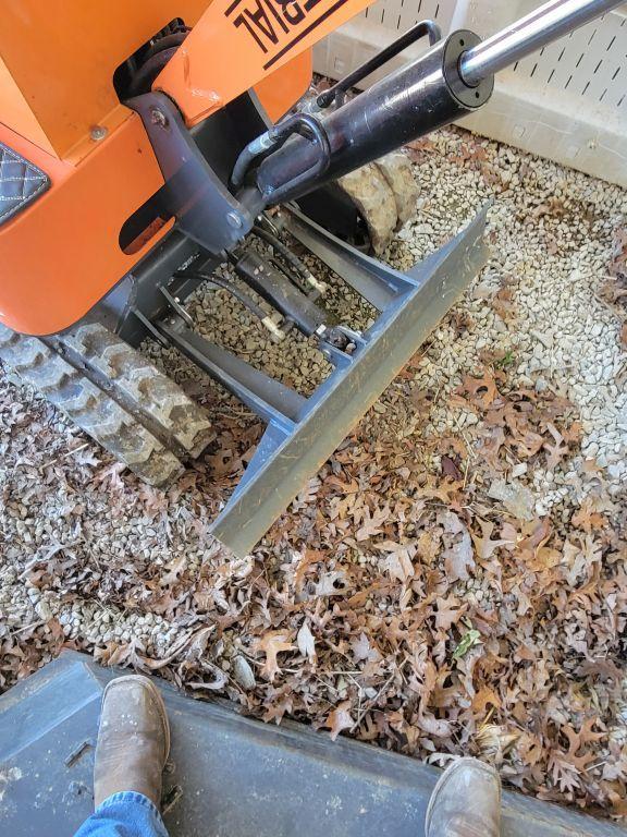 AGT INDUSTRIAL L12 MINI EXCAVATOR, MANUAL THUMB, RUNS/DRIVES, HOURS SHOWING: 853