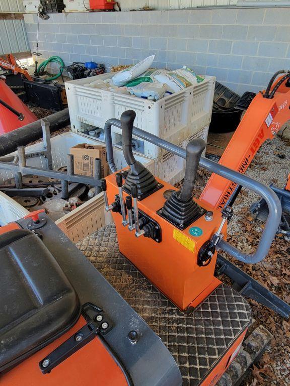 AGT INDUSTRIAL L12 MINI EXCAVATOR, MANUAL THUMB, RUNS/DRIVES, HOURS SHOWING: 853