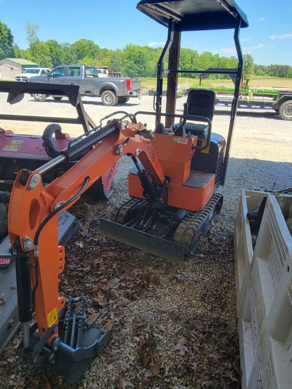 AGT INDUSTRIAL L12 MINI EXCAVATOR, MANUAL THUMB, RUNS/DRIVES, HOURS SHOWING: 853