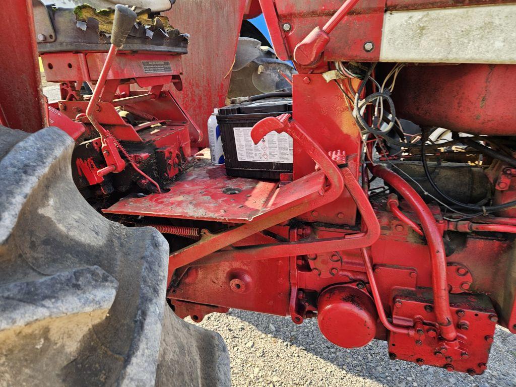 INTERNATIONAL 656 TRACTOR, 2WD, RUNS/DRIVES