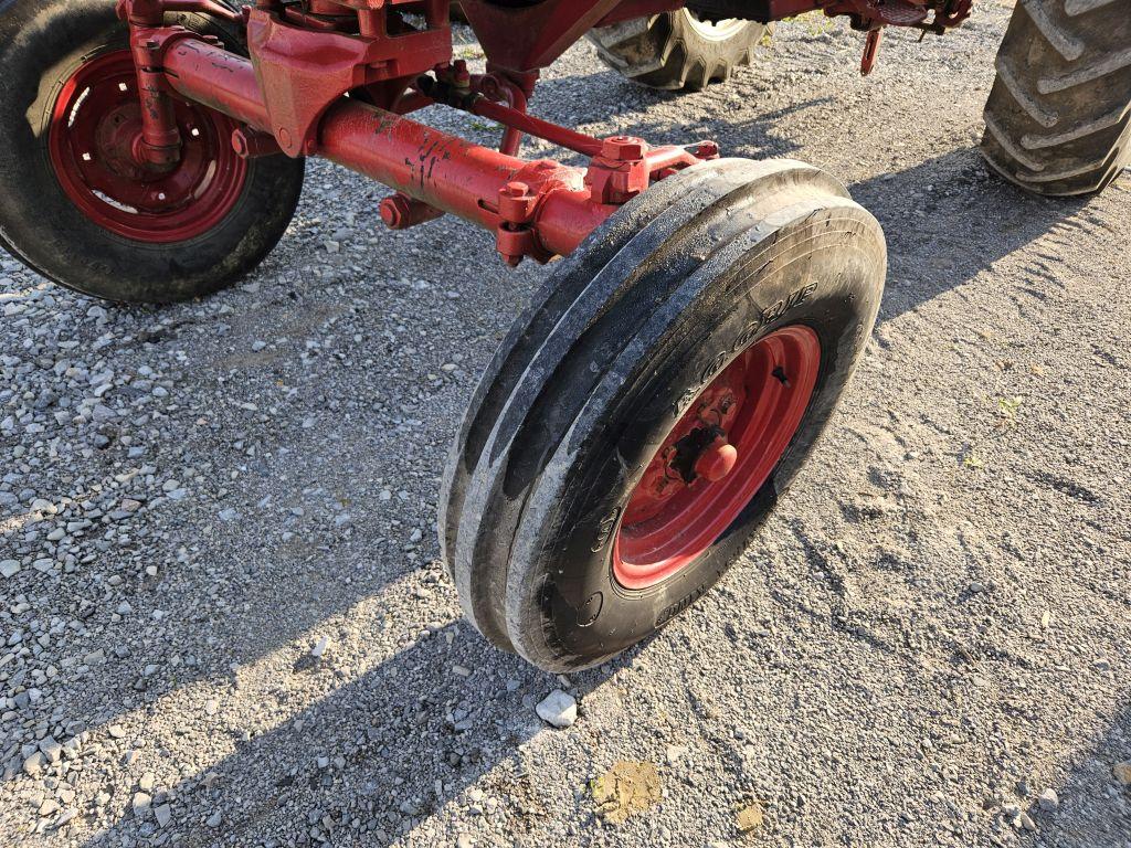 INTERNATIONAL 656 TRACTOR, 2WD, RUNS/DRIVES