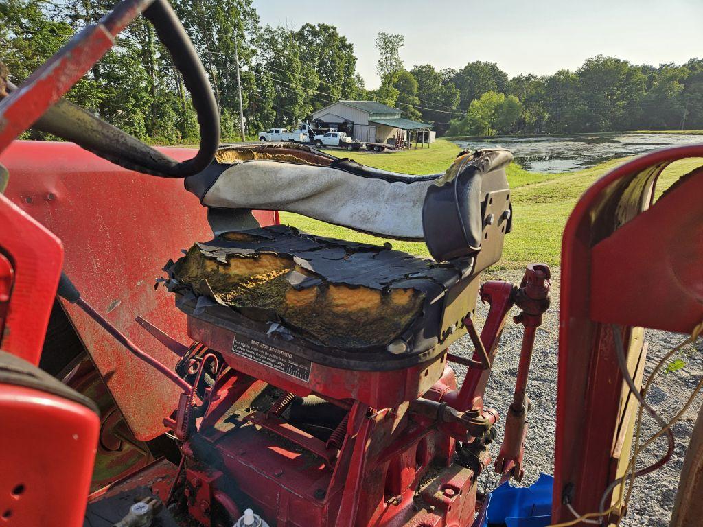INTERNATIONAL 656 TRACTOR, 2WD, RUNS/DRIVES