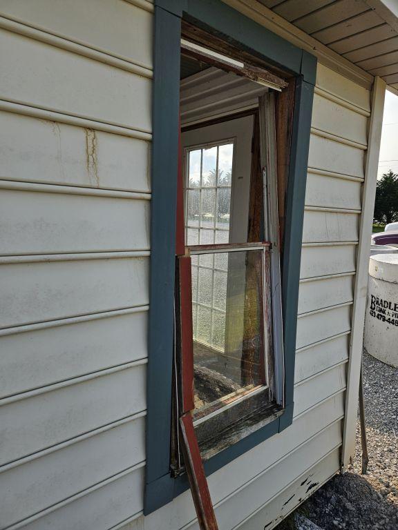 7' X 8' OFFICE BUILDING, 8' TALL, 2 WINDOWS AND 1 DOOR