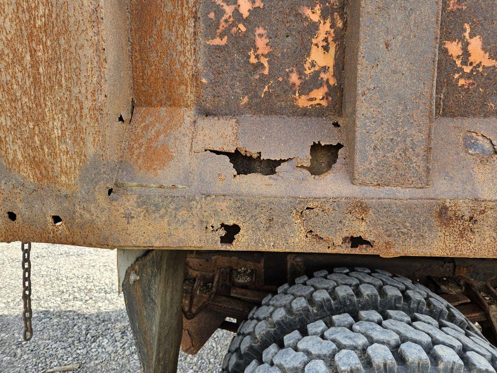 1990 INTERNATIONAL DUMP TRUCK, SINGLE AXLE, DIESEL, AIR BRAKES, 466 INT MOT