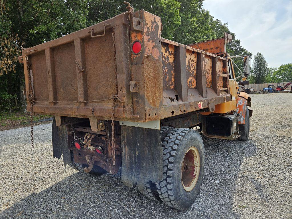 1990 INTERNATIONAL DUMP TRUCK, SINGLE AXLE, DIESEL, AIR BRAKES, 466 INT MOT