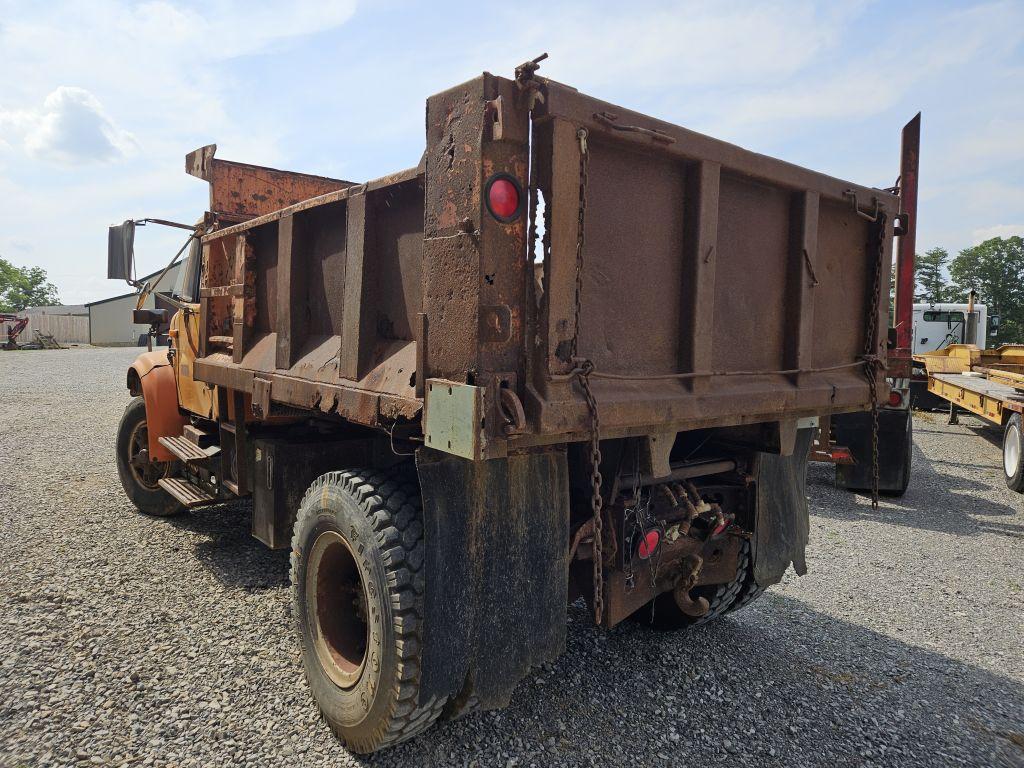 1990 INTERNATIONAL DUMP TRUCK, SINGLE AXLE, DIESEL, AIR BRAKES, 466 INT MOT