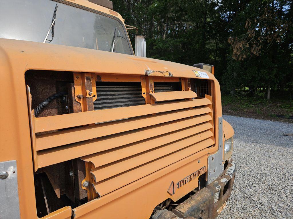 1990 INTERNATIONAL DUMP TRUCK, SINGLE AXLE, DIESEL, AIR BRAKES, 466 INT MOT