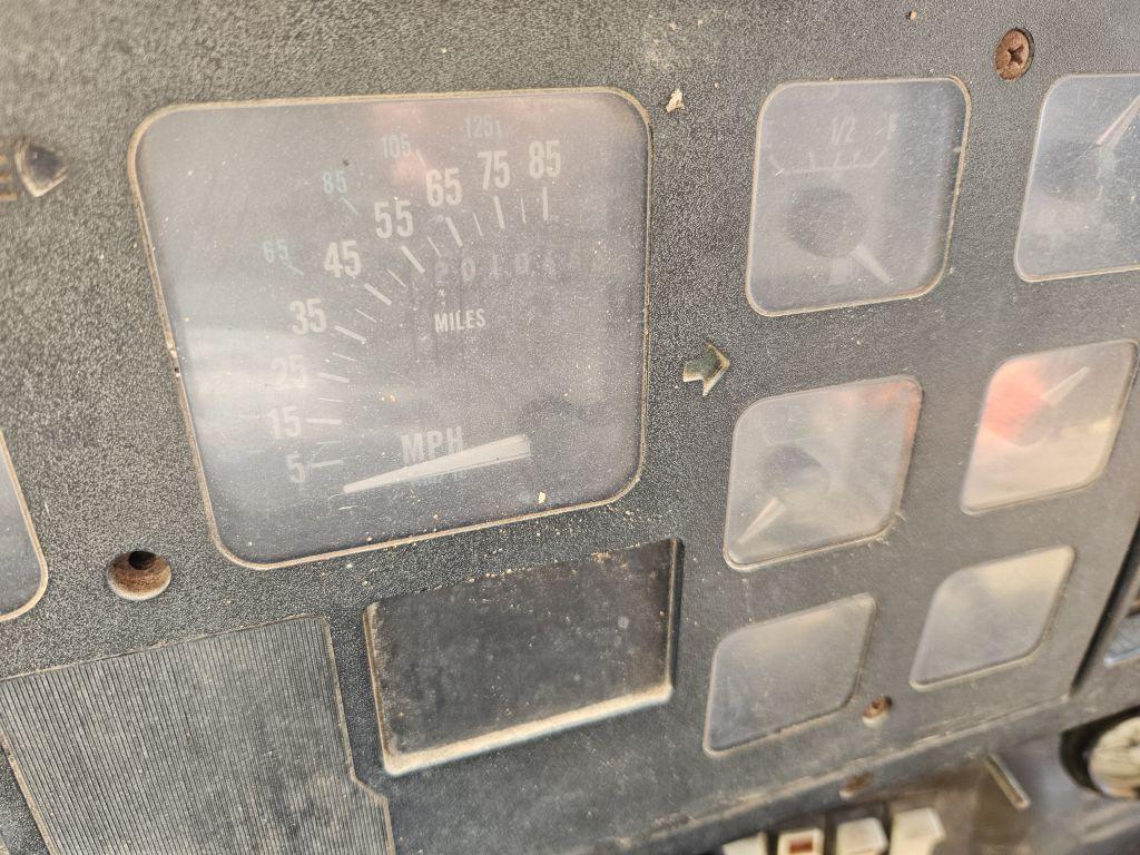 1990 INTERNATIONAL DUMP TRUCK, SINGLE AXLE, DIESEL, AIR BRAKES, 466 INT MOT