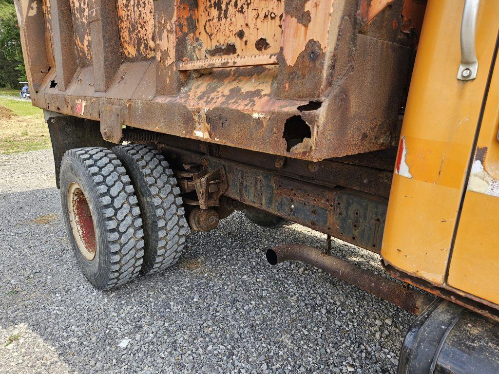 1990 INTERNATIONAL DUMP TRUCK, SINGLE AXLE, DIESEL, AIR BRAKES, 466 INT MOT