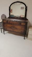 5 DRAWER AMERICAN ANTIQUE WOODEN DRESSER W/ MIRROR W/CONTENT