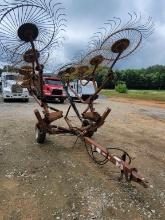 CO-OP BRAND 10 WHEEL V RAKE WITH KICKER, USED LAST YEAR, HYDRAULIC