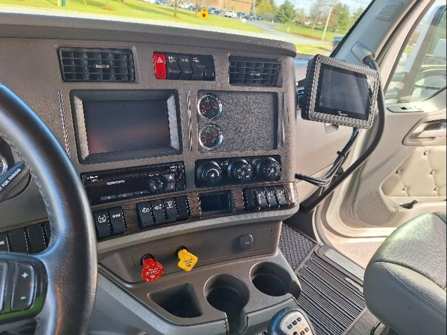 2018 KENWORTH T680 Serial Number: 1XKYD49XXJJ192798