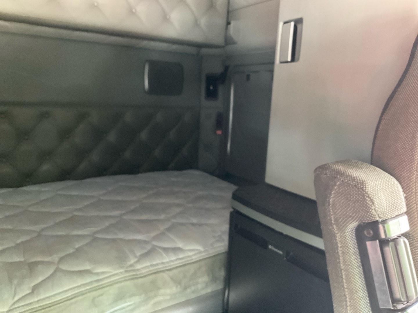 2017 KENWORTH T680 Serial Number: 1XKYD49X8HJ161544