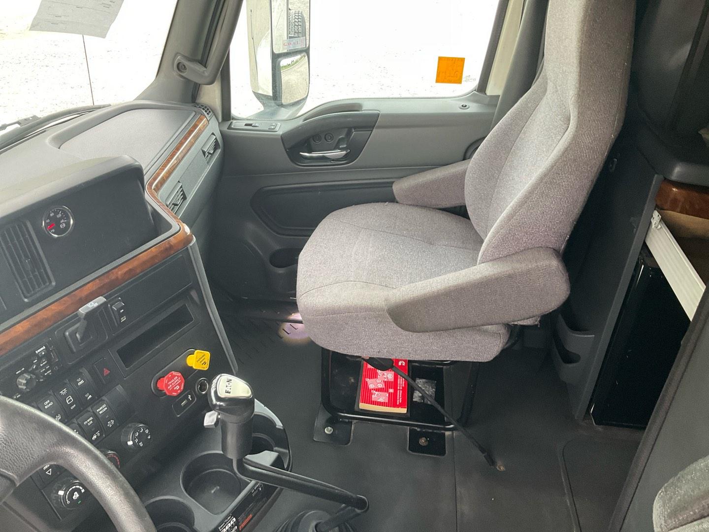 2019 INTERN LT Serial Number: 3HSDZAPR7KN319222