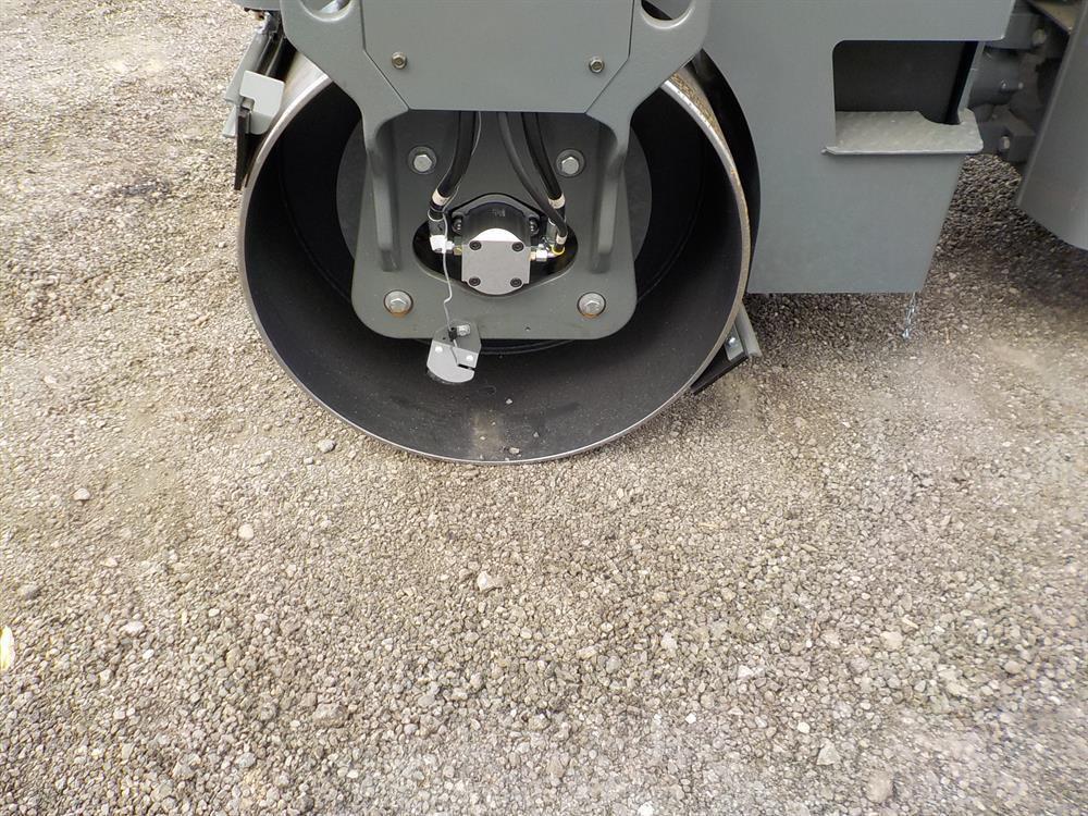Wacker Neuson RD27-120 Double Drum Vibrating Roller c/w Roll Bar, 47" Drums