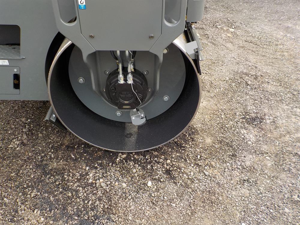 Wacker Neuson RD27-120 Double Drum Vibrating Roller c/w Roll Bar, 47" Drums