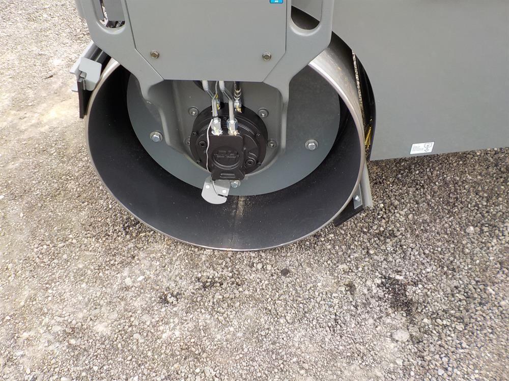 Wacker Neuson RD27-120 Double Drum Vibrating Roller c/w Roll Bar, 47" Drums