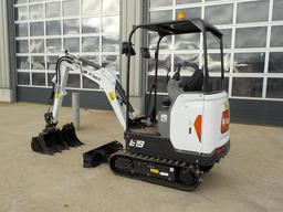 2017 Bobcat E19 Rubber Tracks, Blade, Offset, Piped c/w Expanding Undercarr