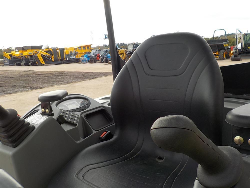 2017 Bobcat E19 Rubber Tracks, Blade, Offset, Piped c/w Expanding Undercarr