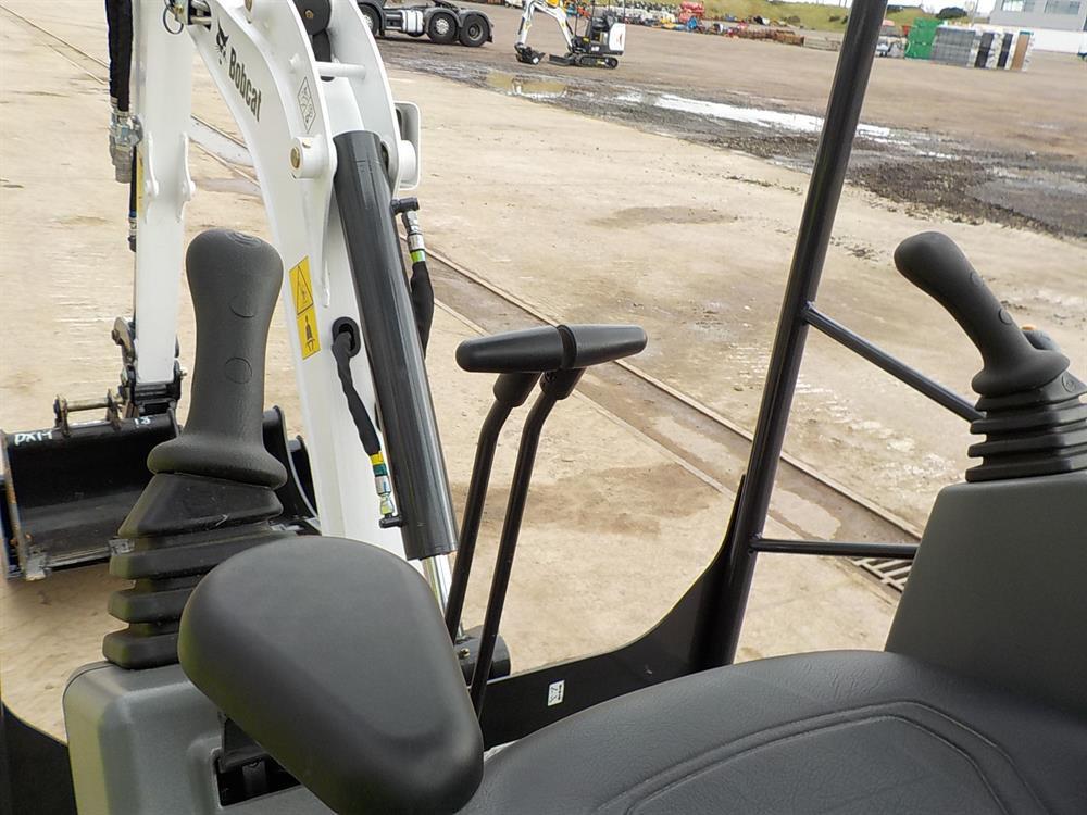 2017 Bobcat E19 Rubber Tracks, Blade, Offset, Piped c/w Expanding Undercarr