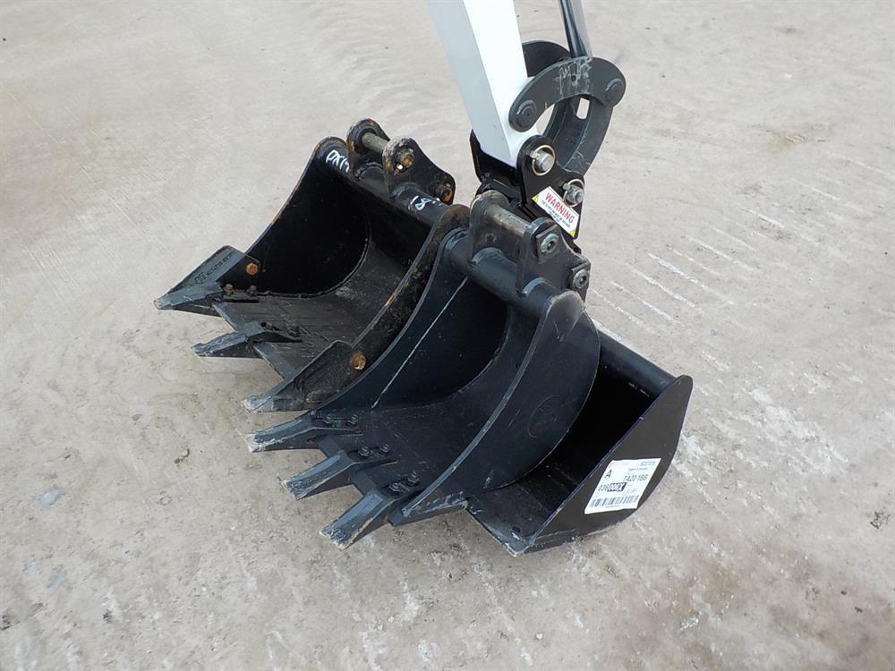 2017 Bobcat E19 Rubber Tracks, Blade, Offset, Piped c/w Expanding Undercarr