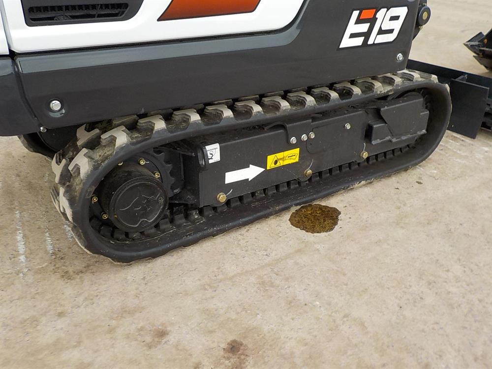 2017 Bobcat E19 Rubber Tracks, Blade, Offset, Piped c/w Expanding Undercarr
